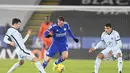 Penyerang Leicester City, Jamie Vardy berusaha melewati dua pemain Chelsea pada pertandingan lanjutan Liga Inggris di Stadion King Power, Rabu (20/1/2021). Leicester menang atas Chelsea 2-0. (Michael Regan/Pool via AP)