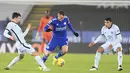 Penyerang Leicester City, Jamie Vardy berusaha melewati dua pemain Chelsea pada pertandingan lanjutan Liga Inggris di Stadion King Power, Rabu (20/1/2021). Leicester menang atas Chelsea 2-0. (Michael Regan/Pool via AP)