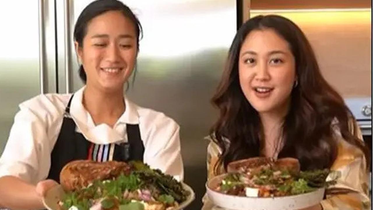 6 Potret Kebersamaan Chef Renatta dan Sherina Munaf Masak Bareng Bikin Turkish Eggs