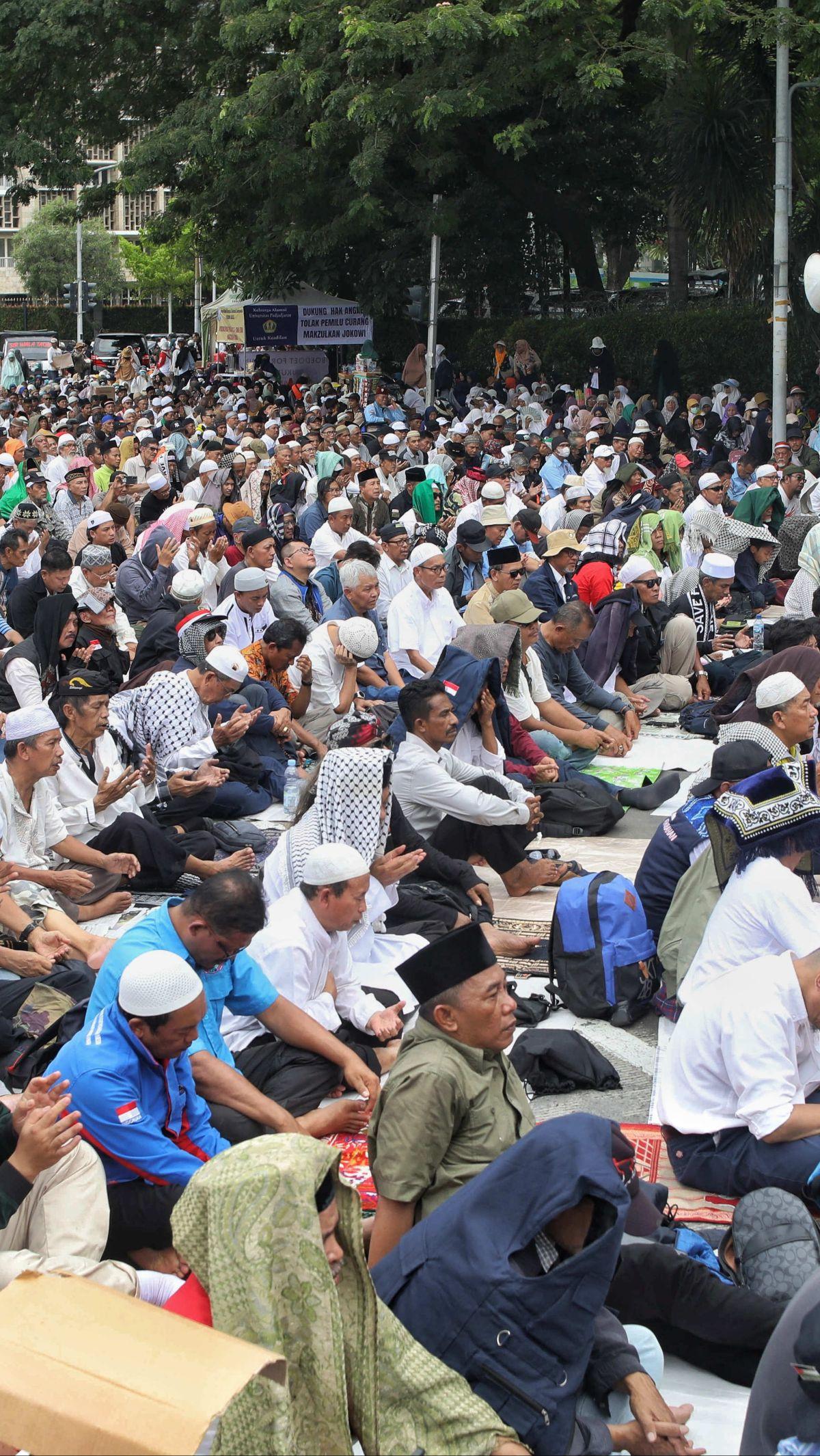 Di sela aksi unjuk rasa tersebut, massa menggelar salat Jumat berjemaah.&nbsp;Liputan6.com/Angga Yuniar