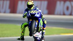 Pebalap Moviestar Yamaha, Valentino Rossi, melakukan jumping wheelie saat latihan jelang GP Valencia di Sirkuit Ricardo Tormo, Spanyol. (AFP/Jose Jordan)