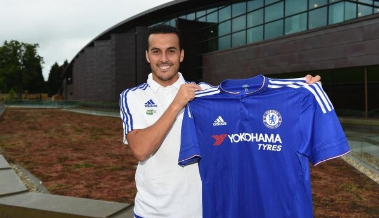 Pedro Rodriguez dengan kostum Chelsea di pusat latihan Chelsea, Cobham. (Chelseafc.com)