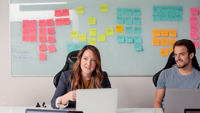 Ilustrasi teman kerja palsu dan bermuka dua