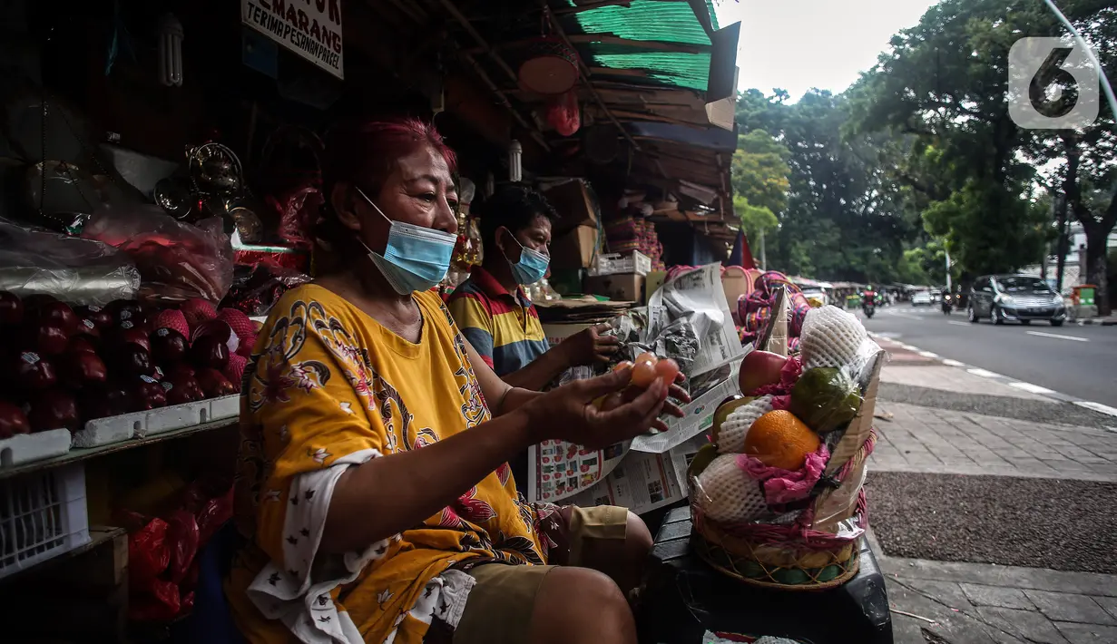 Surayem (58) menyiapkan parcel buah dan vitamin ditoko buah miliknya di Jalan Barito, Jakarta, Minggu (11/7/2021).  Peningkatan omset disebabkan oleh banyaknya warga yang melakukan isolasi mandiri dan menjadikan buah sebagai sumber asupan vitamin C. (Liputan6.com/Johan Tallo)