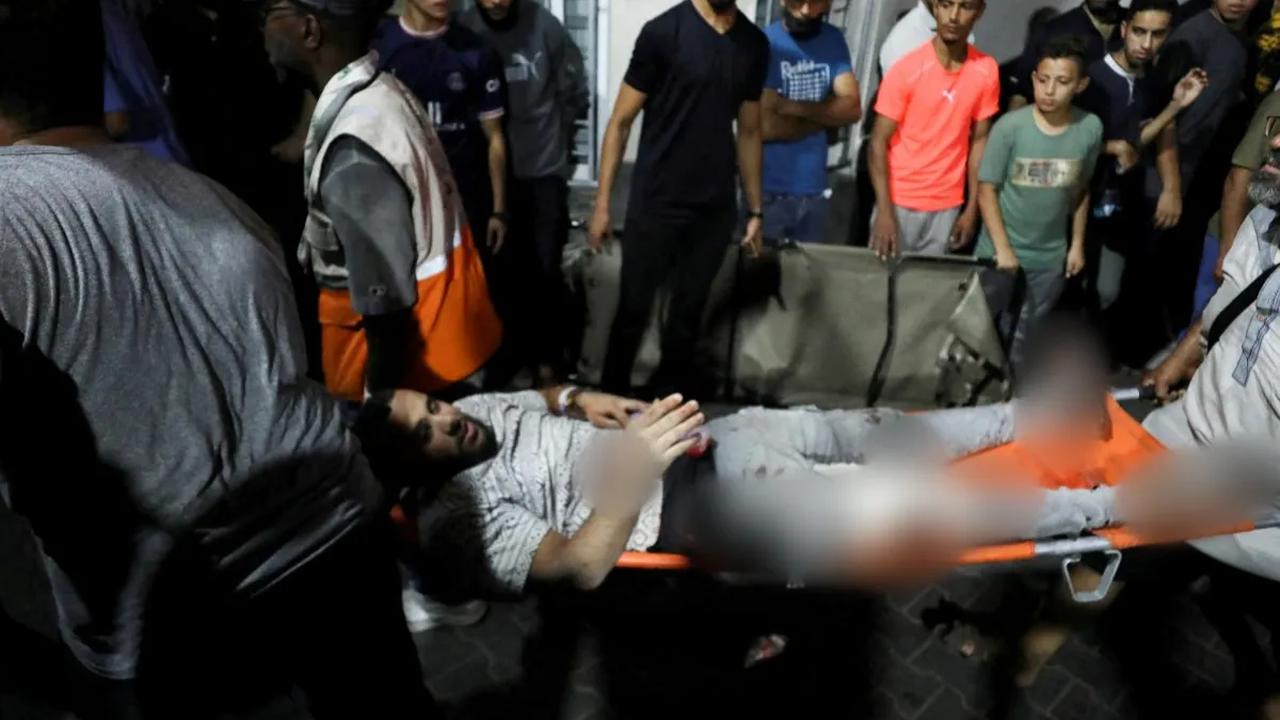 Saat serangan terjadi, rumah sakit Al-Ahli Arab di Gaza tengah ini sedang dipenuhi pasien yang terluka dari serangan Israel sebelumnya.