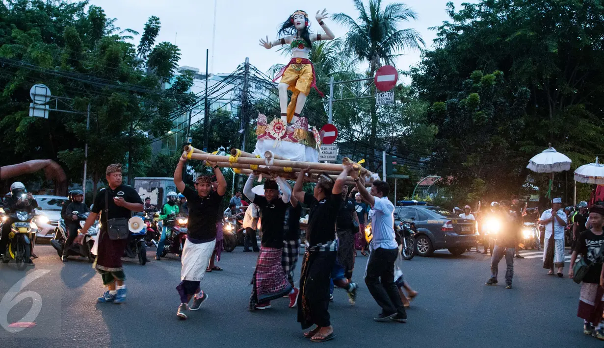 Umat Hindu mengarak Ogoh-ogoh di Jalan Tanah Abang, Jakarta, Senin (27/3). Umat Hindu akan merayakan hari raya Nyepi Tahun Baru Saka 1939 yang jatuh pada tanggal 28 Maret 2017. (Liputan6.com/Gempur M. Surya)