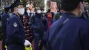 Warga Myanmar di Jepang berbaris selama protes di depan Kementerian Luar Negeri di Tokyo (3/2/2021).  Pemimpin baru Myanmar mengatakan pemerintah militer dilantik setelah kudeta Senin merencanakan penyelidikan atas dugaan penipuan dalam pemilihan umum tahun lalu. (AP Photo/Eugene Hoshiko)