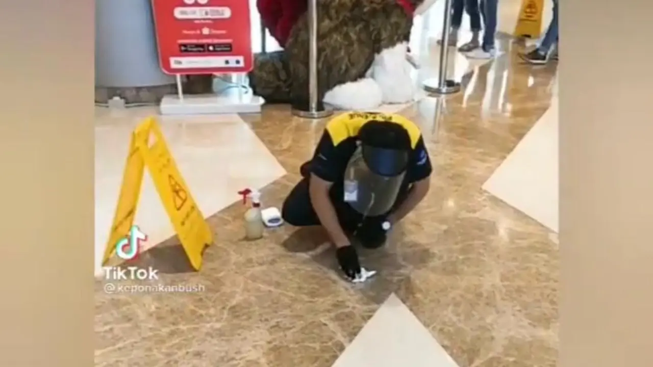 Viral Video Petugas Kebersihan Sibuk Bersihkan Kotoran Anjing yang Berceceran di Mal