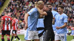 Setelah mencetak gol, Haaland terlihat berjalan pelan di pinggir lapangan. Pada saat yang bersamaan ada fans City yang melompat dan berusaha memeluk Haaland. (AP Photo/Rui Vieira)