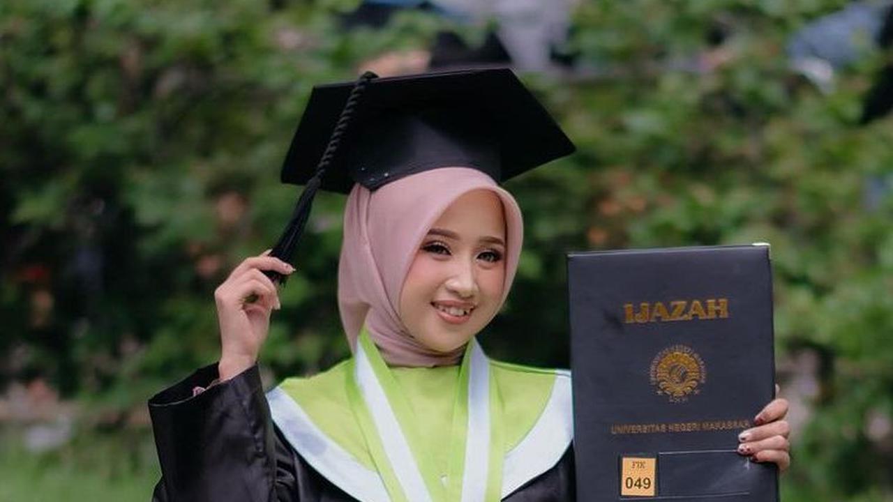 Dulu Bekerja Jadi Kuli Panggul hingga Viral, Wanita Ini Kini Berhasil Lulus Sarjana