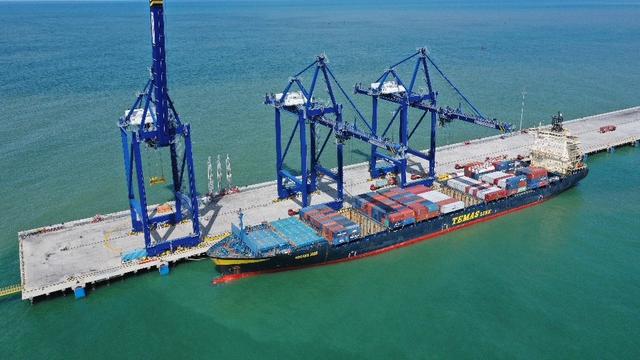 Kapal Temas Line bersandar di dermaga Kuala Tanjung Multipurpose Terminal