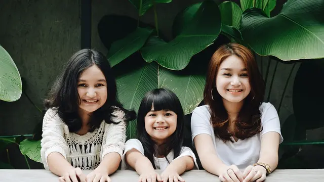 Parasnya Mirip, Ini 7 Potret Icha Nabilah dengan Adiknya yang Tak Kalah Memesona