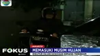 Hujan yang mengguyur Jakarta sepanjang Minggu malam menyisakan genangan di beberapa tempat termasuk di kawasan Kemang.