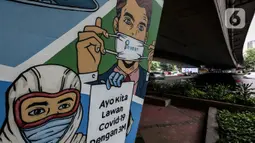 Mural imbauan untuk melawan COVID-19 terlihat di bawah kolong jembatan di Jakarta, Kamis (17/11/2020). Menteri Koordinator Bidang Perekonomian, Airlangga Hartarto, menyebut tingkat kesembuhan kasus positif Covid-19 di Indonesia saat ini sudah mencapai 82 persen. (Liputan6.com/JohanTallo)