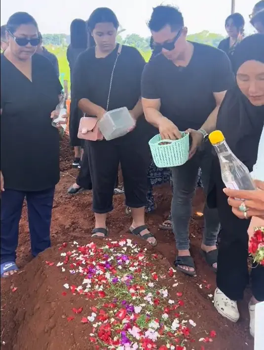 Sebelumnya, kabar terkait penyakit Herby Latuperissa pernah diungkap oleh Afdal melalui kanal Youtubenya pada 3 November lalu. Dari video yang diunggah, Herby tampak kurus dan selang menempel pada hidungnya. Hampir dua tahun Herby Latuperissa terserang stroke. [TikTok/afdhalyusmann]