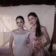 Ia tampil memikat dalam balutan gaun bernuansa floral yang lembut, selaras dengan konsep outdoor yang menyatu dengan alam. [@miktambayong].