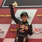 Sergio Noor perlihatkan trofi usai rebut podium di seri 3 kejuaraan karting di Singapura (Istimewa)