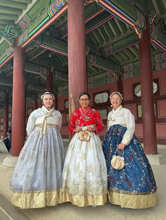 Dalam kunjungannya itu, Sri Mulyani menyempatkan diri mengunjungi destinasi wisata favorit dunia, istana Gyeongbok. [Foto: IG/smindrawati]