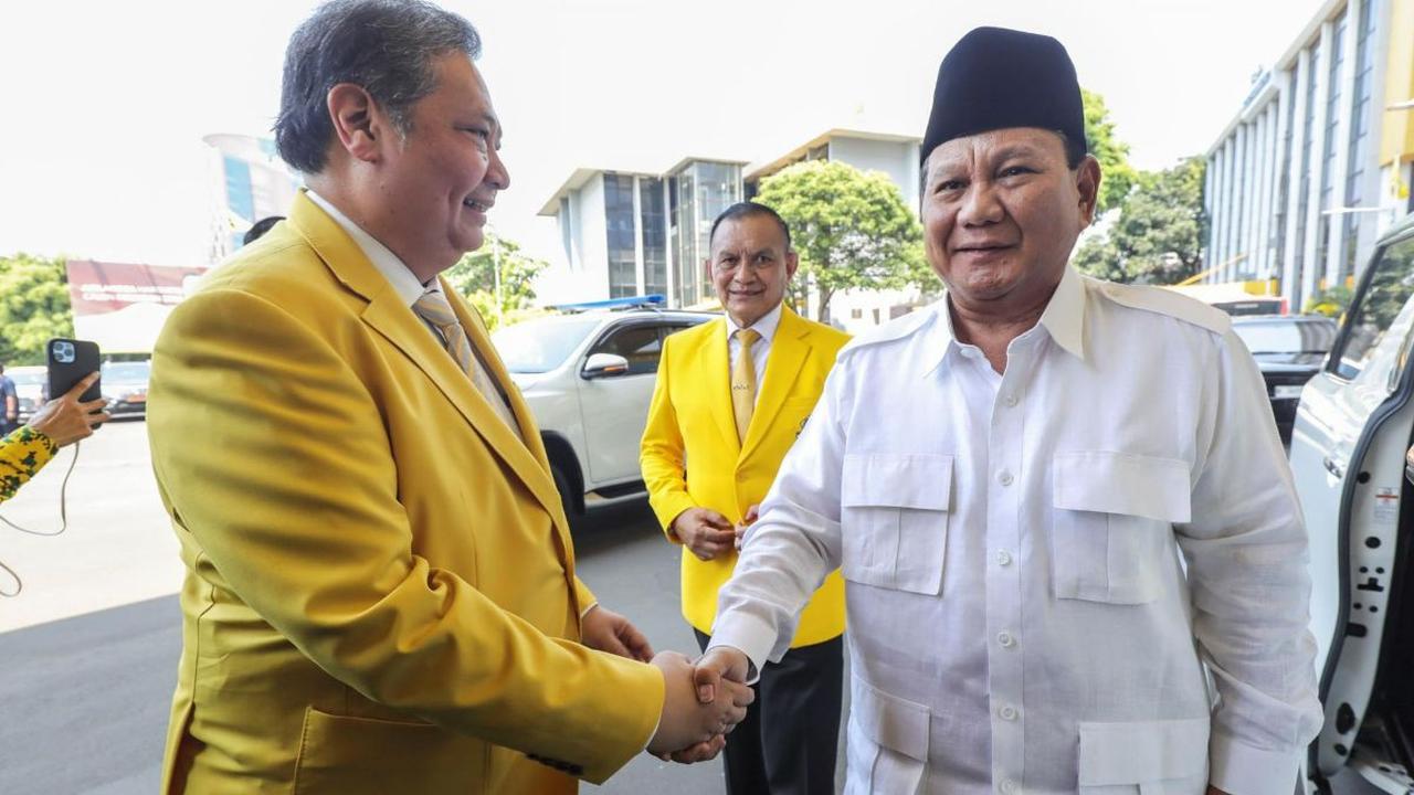 Airlangga lalu ditanya perihal dirinya yang meminta lima kursi menteri di pemerintahan Prabowo. Dia hanya bilang, yang penting jatah untuk partai beringin aman.<br>