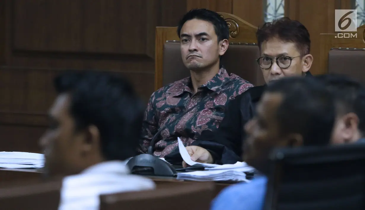 Gubernur nonaktif Jambi, Zumi Zola (kedua kiri) menyimak keterangan saksi saat menjalani sidang lanjutan kasus dugaan menerima gratifikasi dan suap di Pengadilan Tipikor Jakarta, Kamis (6/9). Sidang menghadirkan 10 orang. (Liputan6.com/Helmi Fithriansyah)