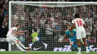 Pemain Inggris Harry Kane melakukan tendangan penalti, tapi gagal mencetak gol dalam pertandingan Nations League antara Inggris dan Spanyol di London, Minggu (27-9-2026) dini hari WIB. (Foto AP/Ian Walton)