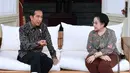 Presiden Joko Widodo (Jokowi) berbincang dengan Megawati Soekarnoputri di teras belakang Istana Merdeka, Jakarta, Senin (21/11). Pertemuan tersebut membahas kondisi politik nasional, ekonomi dan pilkada. (Biropres Kepresidenan/Laily)