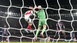 Kai Havertz sukses mencetak gol setelah memenangkan duel udara dengan Gianluigi Donnarumma. (AP Photo/Alastair Grant)