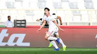 Striker Iran Sardar Azmoun (kiri) merayakan gol ke gawang Vietnam pada laga Grup D Piala Asia 2019 di Al Nahyan Stadium, Abu Dhabi, Sabtu (12/1/2019). (AFP/Khaled Desouki)