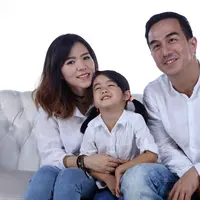 Setiap insan manusia memiliki cara yang berbeda dalam membahagiakan keluarganya. Seperti halnya yang dilakukan Joe Taslim, ia punya cara tersendiri ketika habiskan waktu dengan keluarga, meskipun dengan cara sederhana. (Nurwahyunan/Bintang.com)