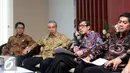 Menteri Hukum dan HAM Yasonna Laoly (kedua kanan) saat menyampaikan keterangan terkait hasil verifikasi partai poltik untuk memperoleh status badan hukum di Jakarta, Jumat (7/10). PSI menjadi parpol yang lolos verifikasi. (Liputan6.com/Helmi Fithriansyah)