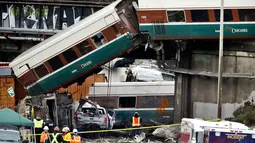 Salah satu gerbong kereta Amtrak yang path setelah kecelakaan di Interstate di DuPont, Washington, AS (18/12). Sebanyak 77 orang diangkut ke rumah sakit di kawasan Pierce dan Thurston. (AP Photo / Elaine Thompson)