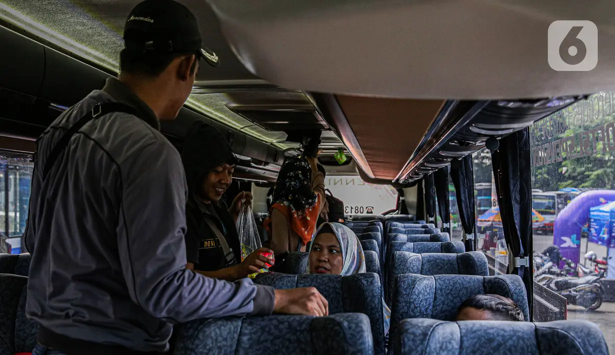 Imbauan ini diserukan untuk mengantisipasi lonjakan penumpang di dalam terminal. (Liputan6.com/Faizal Fanani)