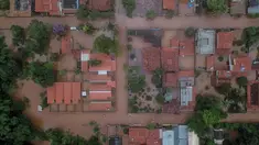 Pemandangan udara menunjukkan banjir di kotamadya Juatuba Brasil, yang terletak di negara bagian Minas Gerais, setelah hujan yang sangat deras turun dalam beberapa hari terakhir di Brasil tenggara pada 10 Januari 2022. (AFP/Douglas Magno)