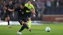 Namun, La Pulga lebih memilih memberikan kesempatan tersebut kepada rekannya, Luis Suarez. (AFP/Getty Images/Dustin Satloff)