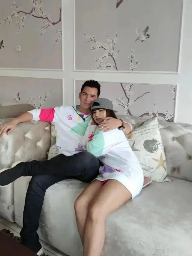 Diisukan Putus, Ini 5 Potret Kenangan Dinar Candy dan Ridho Ilahi Pakai Outfit Couple