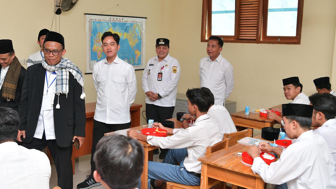 VIDEO: Momen Wapres Gibran Angkat Kardus Susu Saat Blusukan di Medan