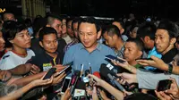 Gubernur DKI Jakarta, Basuki Tjahaja Purnama (tengah) saat menjawab pertanyaan usai menghadiri acara dukungan pengumpulan KTP ke-1 juta di Graha Pejaten, Minggu (19/6). (Liputan6.com/Yoppy Renato)