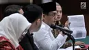 Anggota Komisi III Muhammad Syafi'i memberi keterangan saat mempertanyakan dasar hukum  penahanan Ahmad Dhani atas kasus pelanggaran UU ITE di Pengadilan Tinggi DKI Jakarta, Senin (4/2). (Merdeka.com/Iqbal Nugroho)
