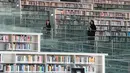 Gambar pada 19 Mei 2019 menunjukkan pemandangan interior Perpustakaan Nasional Qatar di ibu kota Doha pada 19 Mei 2019. Dengan lebih dari 1 juta buku cetak dan 500 ribu edisi digital, perpustakaan ini merupakan yang terbesar di Timur Tengah. (KARIM JAAFAR / AFP)