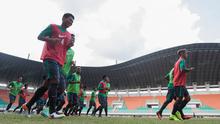 Sebanyak 24 pemain melakukan pemanasan saat mengikuti seleksi perdana timnas Indonesia untuk Piala AFF di Stadion Pekansari, Bogor, Jawa Barat, Selasa (9/8/2016). (Bola.com/Vitalis Yogi Trisna)