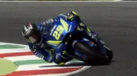 Pembalap Suzuki Ecstar, Andrea Iannone jadi yang tercepat pada sesi pemanasan (WUP) MotoGP Italia 2018 di Sirkuit Mugello, Minggu (3/6/2018). (FILIPPO MONTEFORTE / AFP)