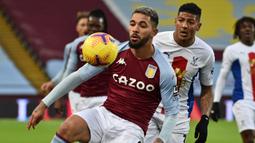 Gelandang Aston Villa, Douglas Luiz (depan), menguasai bola dibayangi bek Crystal Palace, Patrick van Aanholt, dalam laga lanjutan Liga Inggris 2020/21 pekan ke-15 di Villa park, Birmingham, Sabtu (26/12/2020). Aston Villa menang 3-0 atas Crystal Palace. (AFP/Rui Vieira/Pool)