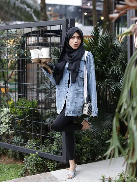 Coffee date sangat cocok untuk tampilan simpel namun tetap tegas dengan denim jeans dan legging hitam. (instagram/shireeenz)