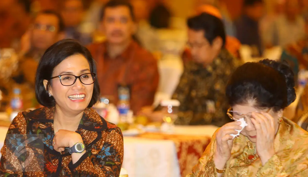 Menkeu Sri Mulyani Indrawati bersama istri mantan Menkeu Mar'ie Muhammad, Ayu Resmayati, hadir dalam acara penetapan nama Gedung Utama Kantor Pusat Direktorat Jenderal Pajak (DJP) di Jakarta, Kamis (19/1). (Liputan6.com/Immanuel Antonius)
