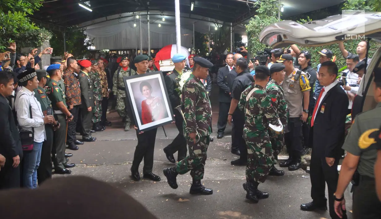 Prajurit TNI mengiringi upacara persemayaman jenazah Ani Yudhoyono di Puri Cikeas, Bogor, Jawa Barat, Minggu (2/6/2019). Ani Yudhoyono akan dimakamkan di TMP Kalibata. (Liputan6.com/Immanuel Antonius)