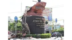  Patung Jenderal Soedirman yang selama ini menjadi ikon Kabupaten Purbalingga tiba-tiba saja roboh. Padahal saat kejadian tak ada angin maupun hujan di daerah itu. Berita mengejutkan terjadi di Perempatan Jalan Mayjen Sungkono Purbalingga. Patung Jenderal