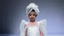 Seorang model anak menampilkan koleksi busana dari KUNJIE karya Liu Shuming pada gelaran China Fashion Week di Beijing, China, Selasa (27/10/2020). (STR / AFP)