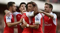  Theo Walcott celebrates with Mesut Ozil and team mates after scoring the first goal for Arsenal Reuters / Dylan Martinez