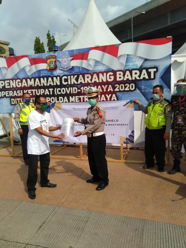 Berbagi lewat bekal APD untuk petugas di area check point.
