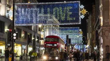 Foto pada 3 November 2020 ini memperlihatkan lampu-lampu Natal yang menerangi area perbelanjaan utama Oxford Street di London, Inggris. Lampu-lampu Natal di Oxford Street mulai dinyalakan pada Senin (2/11). (Xinhua/Han Yan)